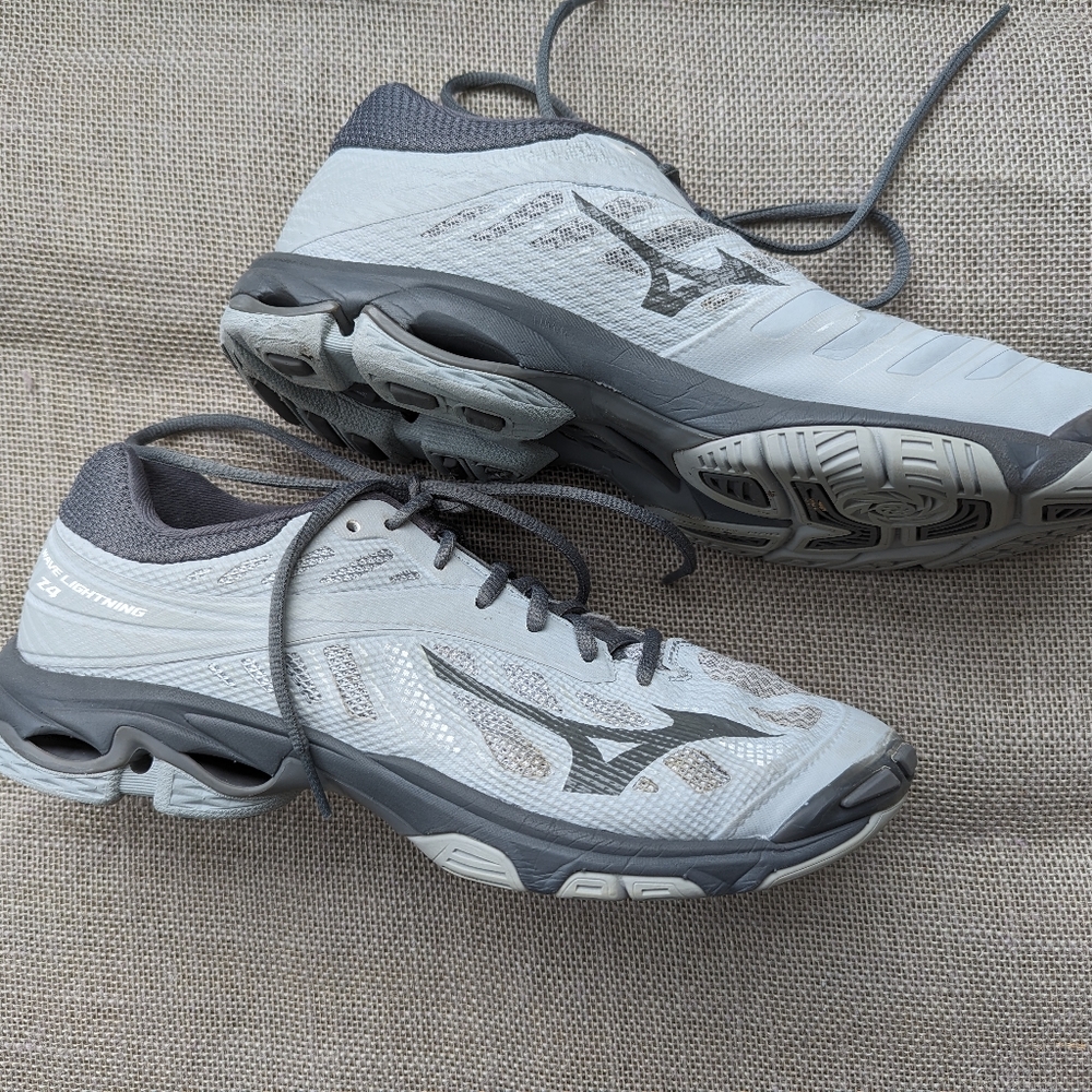 Mizuno Women's Wave Lightning Z4 Volleyball Shoe